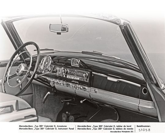 Das Autoradio Becker Nürnberg war 1951 schon gut in das Armaturenbrett integriert. Das Autoradio Becker Nürnberg war 1951 schon gut in das Armaturenbrett integriert.