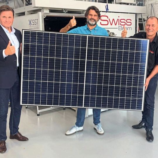 Sichtlich zufrieden bei der offiziellen Projektabnahme, um die Photovoltaikanlage zur Stromerzeugung in Betrieb zu nehmen: Dr. Urs Lehmann (Präsident Swiss-Ski & CEO Similasan AG), Thomas Fröhli (Geschäftsführer Elektro Fröhli AG), Peter Schmidt (Anlagenbetreiber & CEO Swissbeam AG). Sichtlich zufrieden bei der offiziellen Projektabnahme, um die Photovoltaikanlage zur Stromerzeugung in Betrieb zu nehmen: Dr. Urs Lehmann (Präsident Swiss-Ski & CEO Similasan AG), Thomas Fröhli (Geschäftsführer Elektro Fröhli AG), Peter Schmidt (Anlagenbetreiber & CEO Swissbeam AG).