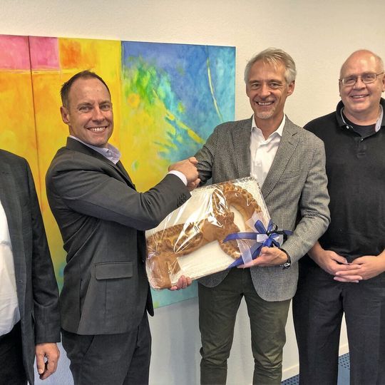 Waren bei der Schlüsselübergabe dabei (von links nach rechts): Hans-Ulrich Kurt, Verwaltungsratsmitglied IAR Group, Sébastien Perroud, CEO und VRP IAR Group, Roger A. Bachmann, ehemaliger Inhaber und VRP Bachmann Engineering AG, Renato Baumgartner, ehemaliges Verwaltungsratsmitglied Bachmann Engineering AG. Waren bei der Schlüsselübergabe dabei (von links nach rechts): Hans-Ulrich Kurt, Verwaltungsratsmitglied IAR Group, Sébastien Perroud, CEO und VRP IAR Group, Roger A. Bachmann, ehemaliger Inhaber und VRP Bachmann Engineering AG, Renato Baumgartner, ehemaliges Verwaltungsratsmitglied Bachmann Engineering AG.