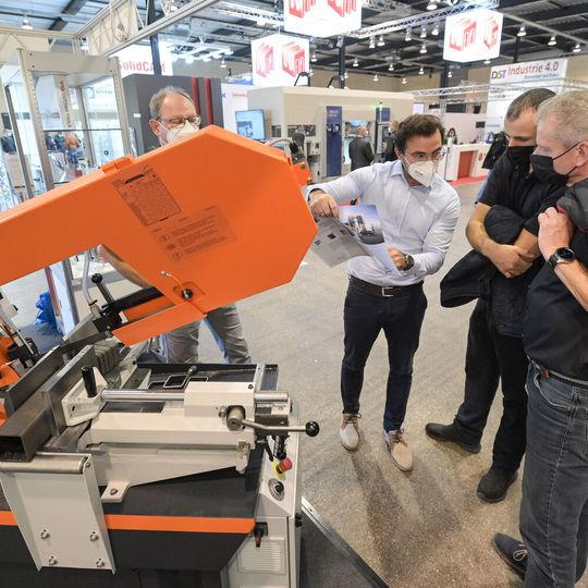 Die DST Dreh- und Spantage 2021 in Villingen-Schwenningen war ein voller Erfolg: Mit 4891 Fachbesuchern und vielen guten Fachgesprächen zeigten sich Aussteller nund Veranstalter SMA Südwest Messe- und Ausstellungs GmbH sehr zufrieden. Die DST Dreh- und Spantage 2021 in Villingen-Schwenningen war ein voller Erfolg: Mit 4891 Fachbesuchern und vielen guten Fachgesprächen zeigten sich Aussteller nund Veranstalter SMA Südwest Messe- und Ausstellungs GmbH sehr zufrieden.