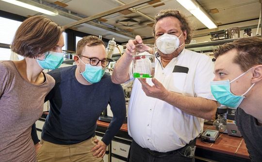 Das Team vom Kekulé-Institut für Organische Chemie und Biochemie der Universität Bonn (v. l.): Regine Mika, Jonathan Heinrich Schacht, Prof. Dr. Andreas Gansäuer und Sebastian Höthker. Das Team vom Kekulé-Institut für Organische Chemie und Biochemie der Universität Bonn (v. l.): Regine Mika, Jonathan Heinrich Schacht, Prof. Dr. Andreas Gansäuer und Sebastian Höthker.