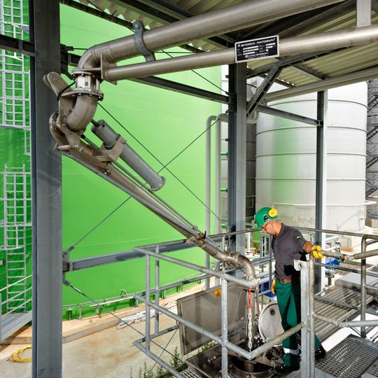 Ethanolproduktion: Biokraftstoffe gehören zum deutschen Energiemix dank E10 und Co. fest dazu. Allerdings werden diese heute hauptsächlich aus Nutzpflanzen wie Mais oder Zuckerrüben gewonnen. Ethanolproduktion: Biokraftstoffe gehören zum deutschen Energiemix dank E10 und Co. fest dazu. Allerdings werden diese heute hauptsächlich aus Nutzpflanzen wie Mais oder Zuckerrüben gewonnen.