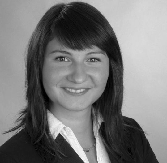Karoline Nieradzik, Branchenanalystin der IKB Deutschen Industriebank: „Wir erwarten, dass sich der Rohölpreis mittelfristig stabilisieren und in Richtung des von der OPEC gewünschten Bandes zwischen 80 und 100 Dollar pro Barrel Brent bewegen wird.“ Karoline Nieradzik, Branchenanalystin der IKB Deutschen Industriebank: „Wir erwarten, dass sich der Rohölpreis mittelfristig stabilisieren und in Richtung des von der OPEC gewünschten Bandes zwischen 80 und 100 Dollar pro Barrel Brent bewegen wird.“