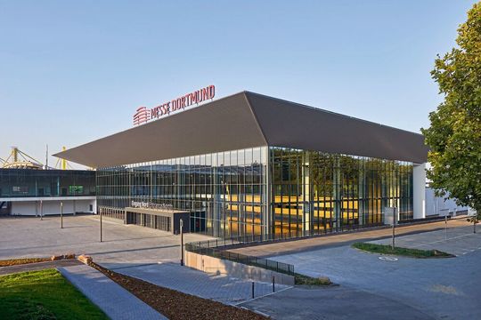 Blick auf den Nordeingang der Messe Dortmund mit klimatisierten Hallen zwischen 1.800 und 10.000 Quadratmetern (im Hintergrund der Signal-Iduna-Park des BVB). Unter dem Namen „Welcome2018“ wurde vor drei Jahren ein neues Eingangsportal für die Messe errichtet. Blick auf den Nordeingang der Messe Dortmund mit klimatisierten Hallen zwischen 1.800 und 10.000 Quadratmetern (im Hintergrund der Signal-Iduna-Park des BVB). Unter dem Namen „Welcome2018“ wurde vor drei Jahren ein neues Eingangsportal für die Messe errichtet.