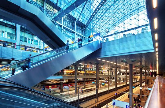 Mit Here Indoor Maps soll, einmal in einem fremden Bahnhof angekommen, das Suchen und Finden der effizientesten Verkehrsverbindung zur Weiterfahrt blitzschnell vonstatten gehen. Mit Here Indoor Maps soll, einmal in einem fremden Bahnhof angekommen, das Suchen und Finden der effizientesten Verkehrsverbindung zur Weiterfahrt blitzschnell vonstatten gehen.
