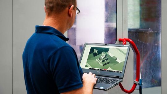 Die Software sorgt für die präzise Anpassung der Werkzeugbahnen. Die Software sorgt für die präzise Anpassung der Werkzeugbahnen.