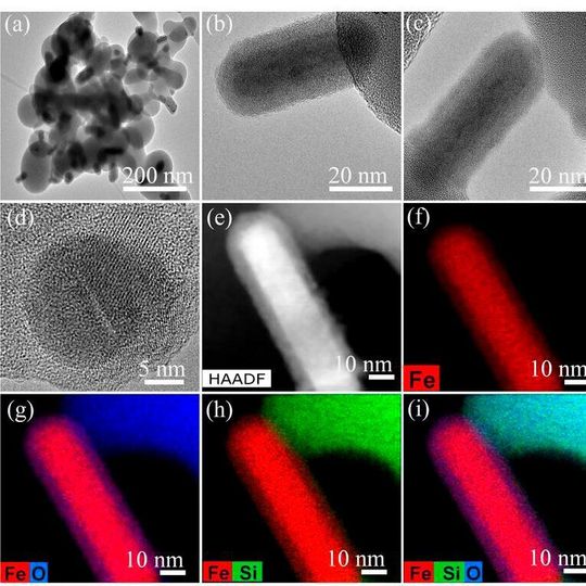 TEM-Aufnahmen, teils hochauflösend, des Fe/Fe-O@SiO2-Katalysators. Oben: Verteilung von Fe-Nanopartikeln. Mitte: Fe/FeO-Nanopartikel mit Kern-Schale-Struktur. Unten: Elementare Kartierung Eisen (Fe), Siliziumdioxid (Si) und Sauerstoff (O). TEM-Aufnahmen, teils hochauflösend, des Fe/Fe-O@SiO2-Katalysators. Oben: Verteilung von Fe-Nanopartikeln. Mitte: Fe/FeO-Nanopartikel mit Kern-Schale-Struktur. Unten: Elementare Kartierung Eisen (Fe), Siliziumdioxid (Si) und Sauerstoff (O).