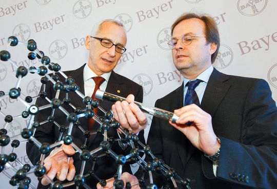Bayer-Forschungsvorstand Dr. Wolfgang Plischke (l.) und Thomas Rachel, Parlamentarischer Staatssekretär beim Bundesministerium für Bildung und Forschung, mit einem Model und einer Probe der Kohlenstoff-Nanoröhrchen. Bayer-Forschungsvorstand Dr. Wolfgang Plischke (l.) und Thomas Rachel, Parlamentarischer Staatssekretär beim Bundesministerium für Bildung und Forschung, mit einem Model und einer Probe der Kohlenstoff-Nanoröhrchen.