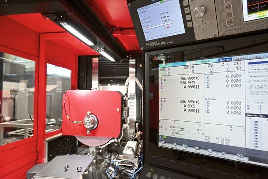 Das modulare Maschinenkonzept der ZR 35 verdankt seine hohe Zerspanungsleistung, Präzision und Kompaktheit unter anderem der flexiblen CNC-Lösung von Mitsubishi Electric. Das modulare Maschinenkonzept der ZR 35 verdankt seine hohe Zerspanungsleistung, Präzision und Kompaktheit unter anderem der flexiblen CNC-Lösung von Mitsubishi Electric.