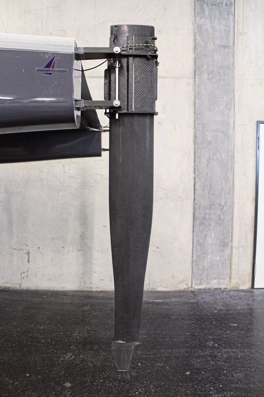 Die hochfesten Bumax-Schrauben befestigen das Katamaran-Ruder zuverlässig.