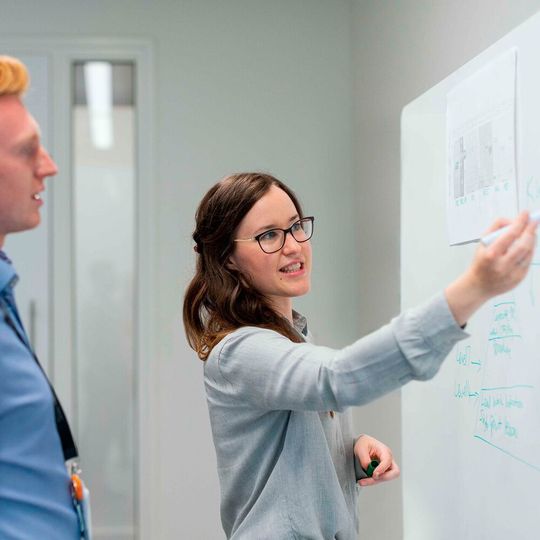 Die Gesamtzahl der offenen Stellen in Ingenieur- und Informatikberufen liegt erstmals seit Beginn der Corona-Krise wieder über dem entsprechenden Quartalswert vor der Corona-Krise. Die Gesamtzahl der offenen Stellen in Ingenieur- und Informatikberufen liegt erstmals seit Beginn der Corona-Krise wieder über dem entsprechenden Quartalswert vor der Corona-Krise.