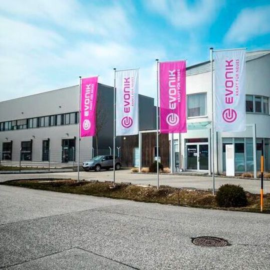 Evonik ist seit 2010 mit seinem Produktionsstandort in Schörfling am Attersee ansässig. Evonik ist seit 2010 mit seinem Produktionsstandort in Schörfling am Attersee ansässig.