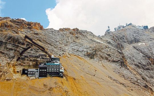 Die Umweltforschungsstation Schneefernerhaus liegt in 2650 m Höhe am Hang der Alpen Die Umweltforschungsstation Schneefernerhaus liegt in 2650 m Höhe am Hang der Alpen