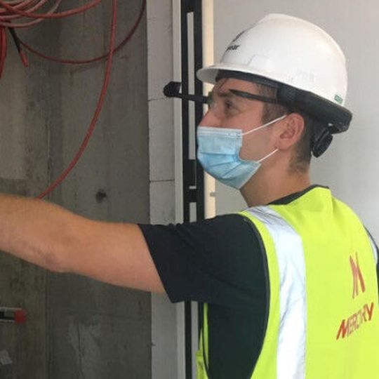 Beim Bau des Rechenzentrums „Frankfurt West“ für Colt DCS nutzt die Baufirma Mercury die Smart-Kamera-Technik „Realwear" beziehungsweise den damit ausgesatteten Helm von der gleichnamigen Firma. Das Device ist ein kopfgetragenes, sprachgesteuertes Smart-Tablet, das für den Einsatz auf Baustellen konzipiert ist. Es ermöglicht dem Benutzer, das, was er sieht, über einen "Team"-Anruf mit Benutzern in der ganzen Welt zu teilen. Mercury hat RealWear auf 11 Baustellen in 10 verschiedenen Ländern in Europa getestet, um Management-Teams mit der Baustelle zu verbinden. Zu den Anwendungen gehören Kundenbegehungen aus der Ferne, Sicherheits- und Qualitätsaudits, FOAK-Genehmigungen und Fernunterstützung. Beim Bau des Rechenzentrums „Frankfurt West“ für Colt DCS nutzt die Baufirma Mercury die Smart-Kamera-Technik „Realwear" beziehungsweise den damit ausgesatteten Helm von der gleichnamigen Firma. Das Device ist ein kopfgetragenes, sprachgesteuertes Smart-Tablet, das für den Einsatz auf Baustellen konzipiert ist. Es ermöglicht dem Benutzer, das, was er sieht, über einen "Team"-Anruf mit Benutzern in der ganzen Welt zu teilen. Mercury hat RealWear auf 11 Baustellen in 10 verschiedenen Ländern in Europa getestet, um Management-Teams mit der Baustelle zu verbinden. Zu den Anwendungen gehören Kundenbegehungen aus der Ferne, Sicherheits- und Qualitätsaudits, FOAK-Genehmigungen und Fernunterstützung.