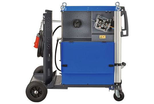 Die Bedienung, ein kraftvoller Drahtantrieb und die Aufnahme für eine 15-kg-Drahtspule sind mit dem Leistungsteil in einem kompakten Gehäuse integriert.