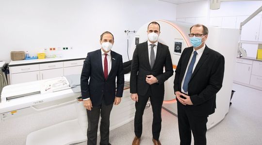 Neuer Computertomograhp: Über die offizielle Einweihung des photonenzählenden Computertomographen in der Universitätsmedizin Mainz freuen sich Univ.-Prof. Dr. Norbert Pfeiffer, Vorstandsvorsitzender und Medizinischer Vorstand der Universitätsmedizin Mainz, und Clemens Hoch, Wissenschaftsminister des Landes Rheinland-Pfalz, sowie Univ.-Prof. Dr. Christoph Düber, Direktor der Klinik für Diagnostische und Interventionelle Radiologie der Universitätsmedizin Mainz (v.l.n.r.).