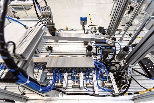 Bisher ist der intelligente Durchflusssensor noch ein Prototyp. Er wird an einer Druckluft-Demonstratoranlage erprobt und weiterentwickelt. Bisher ist der intelligente Durchflusssensor noch ein Prototyp. Er wird an einer Druckluft-Demonstratoranlage erprobt und weiterentwickelt.