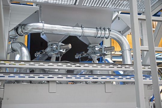 Die automatische Strahlmittelzuflussregelung ermöglicht die Strahlmittelmenge teilespezifisch einzustellen und zu überwachen. Die Strahlmittelnachdosierung erfolgt ebenfalls automatisch. Die automatische Strahlmittelzuflussregelung ermöglicht die Strahlmittelmenge teilespezifisch einzustellen und zu überwachen. Die Strahlmittelnachdosierung erfolgt ebenfalls automatisch.