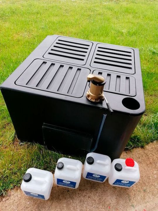 In den Hohlräumen zwischen den vier Kammern der Box befinden sich noch einmal 250 Liter Trinkwasser. Nach der Entladung kann Cairdrop als Trinkwasseraufbereitungsanlage umgerüstet werden. In den Hohlräumen zwischen den vier Kammern der Box befinden sich noch einmal 250 Liter Trinkwasser. Nach der Entladung kann Cairdrop als Trinkwasseraufbereitungsanlage umgerüstet werden.