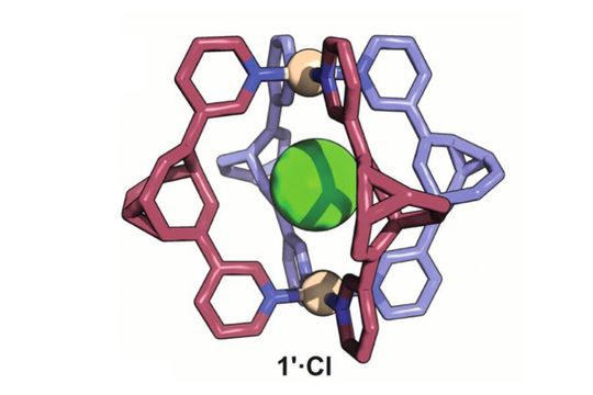 Vier Bullvalen-Moleküle (rot/blassviolett) werden durch zwei Metallionen (gelbliche Kugeln) und ein Chlorid-Ion (grüne Kugel) in einer Käfigform zusammengehalten. Vier Bullvalen-Moleküle (rot/blassviolett) werden durch zwei Metallionen (gelbliche Kugeln) und ein Chlorid-Ion (grüne Kugel) in einer Käfigform zusammengehalten.