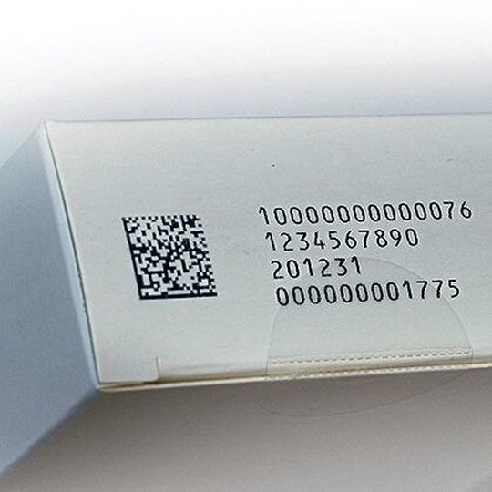 Mithilfe von 1D- und 2D-Barcodes sowie alphanumerischem Text lassen sich Produkte der Pharmaindustrie sowie zahlreicher weiterer Branchen lückenlos nachverfolgen. Mithilfe von 1D- und 2D-Barcodes sowie alphanumerischem Text lassen sich Produkte der Pharmaindustrie sowie zahlreicher weiterer Branchen lückenlos nachverfolgen.