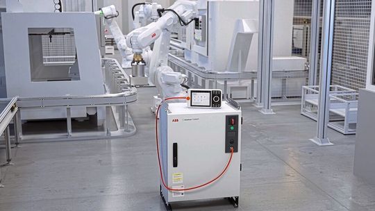 Die Steuerung Omincore V250XT ist für Knickarmroboter mit einer Traglast von bis zu 300 kg ausgelegt und eignet sich etwa für die Produktion von Elektrofahrzeugen oder in der Logistik. Die Steuerung Omincore V250XT ist für Knickarmroboter mit einer Traglast von bis zu 300 kg ausgelegt und eignet sich etwa für die Produktion von Elektrofahrzeugen oder in der Logistik.