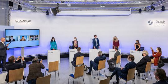 Festreden zur Betriebsaufnahme des D-Wave-Quantum-Annealers in Jülich. Vertreter aus Politik und Wissenschaft drückten den Startknopf. Festreden zur Betriebsaufnahme des D-Wave-Quantum-Annealers in Jülich. Vertreter aus Politik und Wissenschaft drückten den Startknopf.