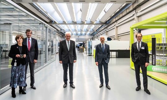 Baden-Württembergs Ministerpräsident Winfried Kretschmann war zu Besuch bei Trumpf in Ditzingen. Von on links: Dr. phil. Nicola Leibinger-Kammüller, Dr.-Ing. Mathias Kammüller, Winfried Kretschmann, Dr.-Ing. E. h. Peter Leibinger, Dr. Florian Stegmann. Baden-Württembergs Ministerpräsident Winfried Kretschmann war zu Besuch bei Trumpf in Ditzingen. Von on links: Dr. phil. Nicola Leibinger-Kammüller, Dr.-Ing. Mathias Kammüller, Winfried Kretschmann, Dr.-Ing. E. h. Peter Leibinger, Dr. Florian Stegmann.