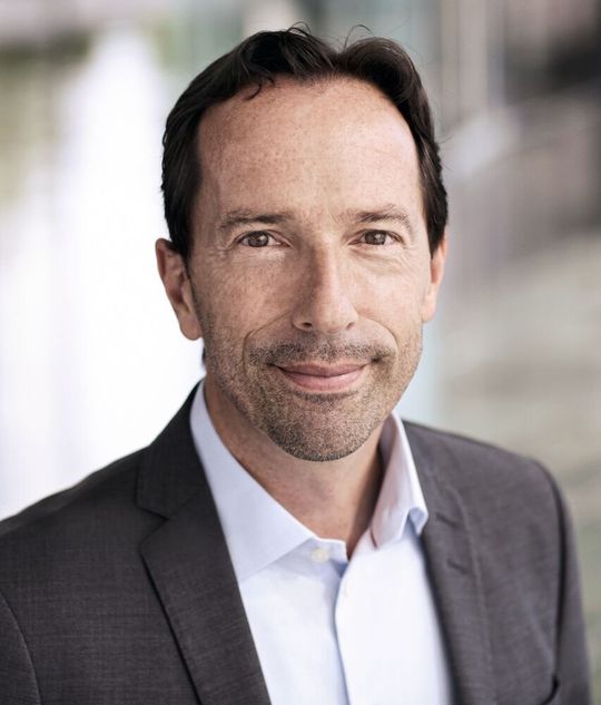 „Der Bedarf an technologisch innovativen und branchenverändernden Hydrauliklösungen ist größer denn je. Wir freuen uns sehr, mit dieser bedeutsamen Investition in unser Hydraulik-Kerngeschäft unsere Kunden und Partner nun noch besser bedienen zu können. Wir steigern unsere Engineering-Fachkompetenz und weiten unseren globalen Support in der Anwendungsentwicklung deutlich aus“, Eric Alström, President von Danfoss Power Solutions.