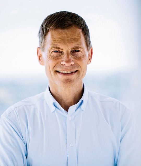 „Die Übernahme des Hydraulikgeschäfts von Eaton bedeutet für Danfoss, dass wir 10.000 neue Kollegen und Kolleginnen im Unternehmen willkommen heißen dürfen und ein weltweit führendes Unternehmen im Bereich Mobil- und Industriehydraulik schaffen. Durch das Zusammenführen des Wissens und der Erfahrung der zwei starken Unternehmen und großartigen Teams werden unsere Kunden ein unvergleichliches Serviceniveau und Maß an Fachkompetenz von einem einzigen Partner erhalten“, Kim Fausing, President und CEO von Danfoss.