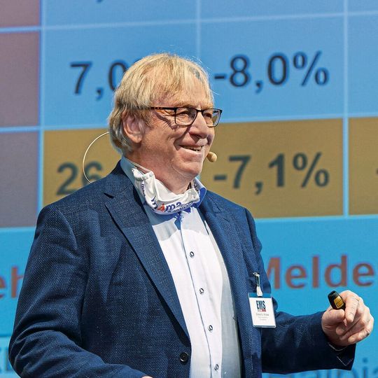 Zahlenmensch: EMS-Marktforscher Dieter G. Weiss ist ein typischer Referent von ELEKTRONIKPRAXIS – kompetent, sendungsbewusst, meinungsstark und kann leidenschaftlich über Zahlen sprechen. Zahlenmensch: EMS-Marktforscher Dieter G. Weiss ist ein typischer Referent von ELEKTRONIKPRAXIS – kompetent, sendungsbewusst, meinungsstark und kann leidenschaftlich über Zahlen sprechen.