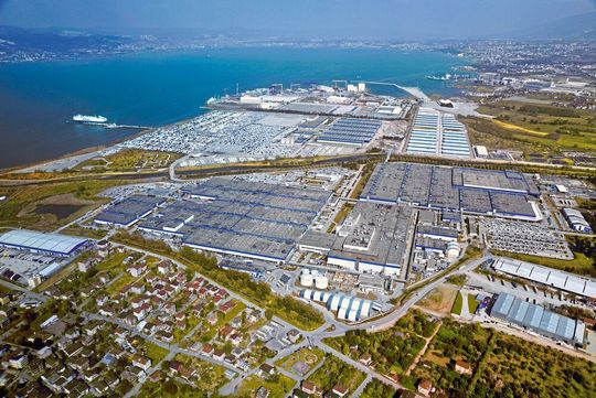 Die Ford-Werke von Otosan in Kocaeli sollen zukünftig mit einer großen Anzahl an Kuka-Robotern ausgestattet werden. Die Ford-Werke von Otosan in Kocaeli sollen zukünftig mit einer großen Anzahl an Kuka-Robotern ausgestattet werden.