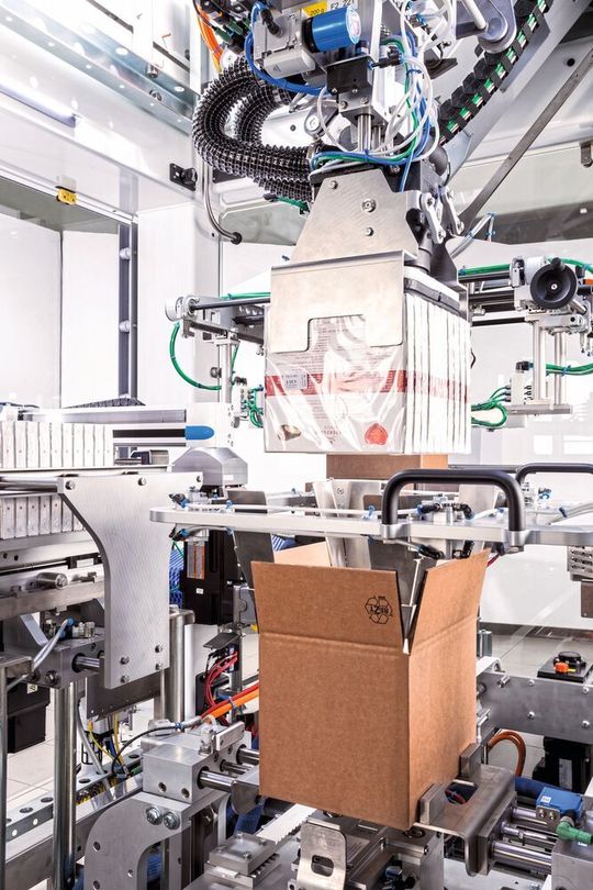 Beim neuen Lightline Cartonpacker setzt ein F2-Roboter beim Marzipanhersteller Niederegger Pralinenschachteln in den Versandkarton. Beim neuen Lightline Cartonpacker setzt ein F2-Roboter beim Marzipanhersteller Niederegger Pralinenschachteln in den Versandkarton.