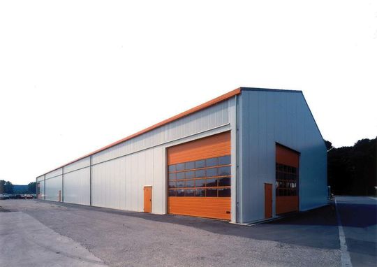Stahlhallen von Haltec gibt es in Größen von etwa 100 bis über 10 000 m2 Hallenfläche und mit Spannweiten bis 50 m.Bild: Haltec Hallensysteme Stahlhallen von Haltec gibt es in Größen von etwa 100 bis über 10 000 m2 Hallenfläche und mit Spannweiten bis 50 m.Bild: Haltec Hallensysteme