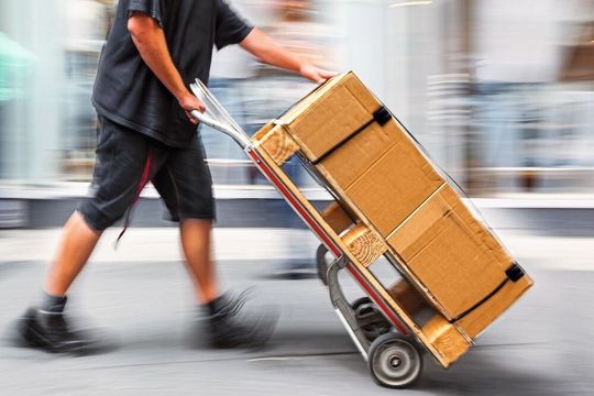 Mit seiner Delivery Platform bietet Seven Senders seinen Kunden Zugang zu über 100 Last-Mile-Carriern – und mit 7SGreen einen klimaneutralen Versand. Mit seiner Delivery Platform bietet Seven Senders seinen Kunden Zugang zu über 100 Last-Mile-Carriern – und mit 7SGreen einen klimaneutralen Versand.