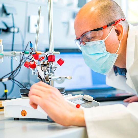 Dr. Leonardo Castañeda-Losada bei der Entwicklung des elektrobiokatalytischen Verfahrens zur CO2-Fixierung. Dr. Leonardo Castañeda-Losada bei der Entwicklung des elektrobiokatalytischen Verfahrens zur CO2-Fixierung.