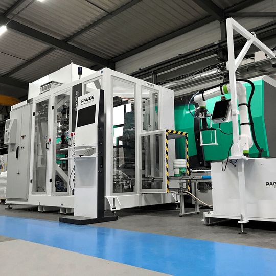 Fully automated injection moulding cell around a hybrid Allrounder 720 H in packaging version. Fully automated injection moulding cell around a hybrid Allrounder 720 H in packaging version.