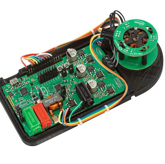 Motor Control Kit: Alle Bauteile sind in einem 3D-gedruckten Gehäuse montiert und bereit für die Evaluierung. Motor Control Kit: Alle Bauteile sind in einem 3D-gedruckten Gehäuse montiert und bereit für die Evaluierung.