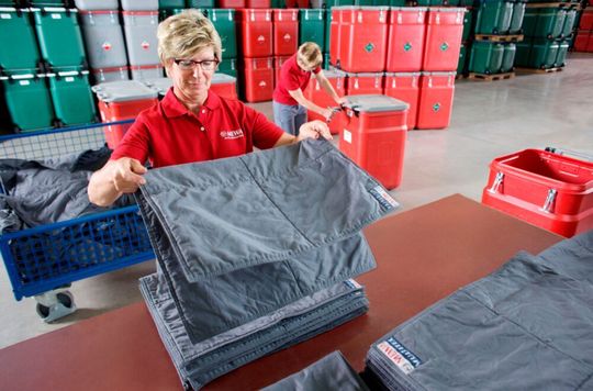 Ganze 600 g wiegt die 60 x 90 qcm große Matte. Ganze 600 g wiegt die 60 x 90 qcm große Matte.