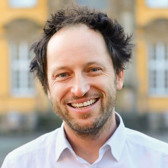 Prof. Dr. Tim C. Kietzmann von der Universität Osnabrück erforscht das menschliche Sehvermögen unter anderem per Deep Learning. Prof. Dr. Tim C. Kietzmann von der Universität Osnabrück erforscht das menschliche Sehvermögen unter anderem per Deep Learning.