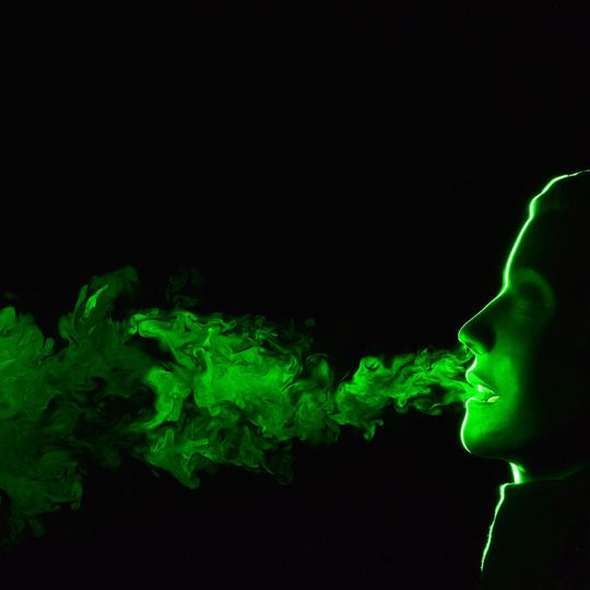 Ohne Mund-Nase-Masken breiten sich ausgehustete Aerosole über große Distanzen aus, wie Messungen von Forschern der OTH Regenburg mithilfe von Laserlicht zeigen. Ohne Mund-Nase-Masken breiten sich ausgehustete Aerosole über große Distanzen aus, wie Messungen von Forschern der OTH Regenburg mithilfe von Laserlicht zeigen.