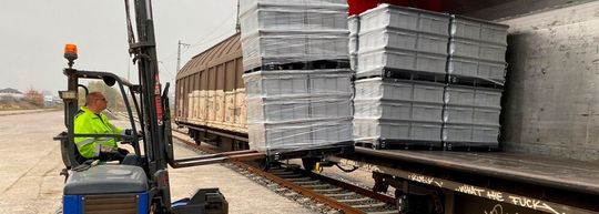 Zug umd Zug: Webasto erweitert jetzt sein erfolgreiches Logistikprojekt mit DB Cargo. Mittelfristig sollen über 50 Prozent aller Heizungskomponenten für das Werk Neubrandenburg über die Schiene kommen. Zug umd Zug: Webasto erweitert jetzt sein erfolgreiches Logistikprojekt mit DB Cargo. Mittelfristig sollen über 50 Prozent aller Heizungskomponenten für das Werk Neubrandenburg über die Schiene kommen.