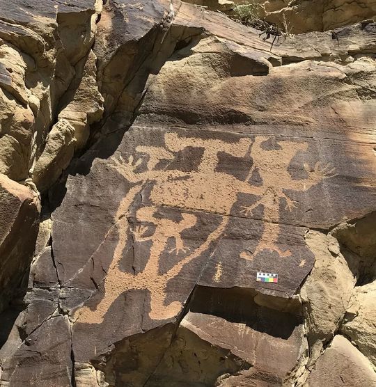 Fundstelle Legend Rock: Darstellung eines großen, menschenähnlichen Wesens, auch Anthropomorph genannt. Fundstelle Legend Rock: Darstellung eines großen, menschenähnlichen Wesens, auch Anthropomorph genannt.