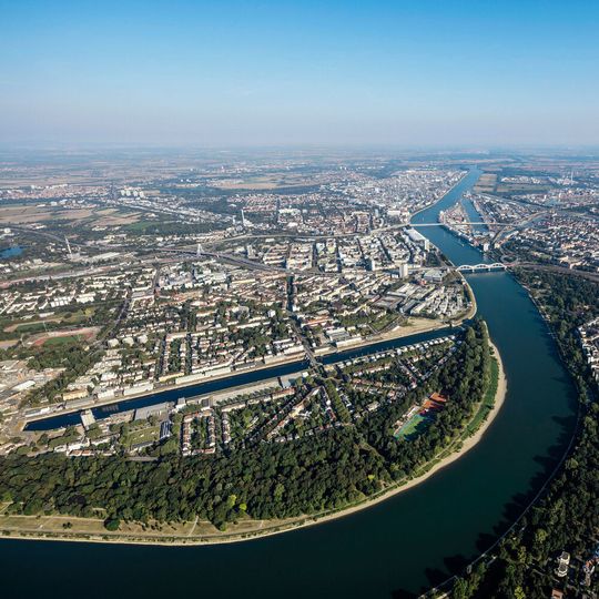 BASF will die gesamte Infrastruktur inklusive der Anlagen zur Produktion von Chlorformiaten und Säurechloriden am Verbundstandort Ludwigshafen grundlegend modernisieren. BASF will die gesamte Infrastruktur inklusive der Anlagen zur Produktion von Chlorformiaten und Säurechloriden am Verbundstandort Ludwigshafen grundlegend modernisieren.
