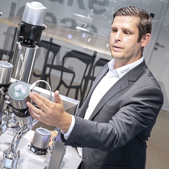 „IO-Link bringt uns und unseren Kunden viele Vorteile vor allem bei der Verkabelung. Wir haben nicht nur die Informationen gut oder schlecht, sondern wir können viel mehr Diagnose-Daten abgreifen um beispielsweise Laufzeitfehler ableiten.“ Michael Rausch, Segment Manager Hygienic „IO-Link bringt uns und unseren Kunden viele Vorteile vor allem bei der Verkabelung. Wir haben nicht nur die Informationen gut oder schlecht, sondern wir können viel mehr Diagnose-Daten abgreifen um beispielsweise Laufzeitfehler ableiten.“ Michael Rausch, Segment Manager Hygienic