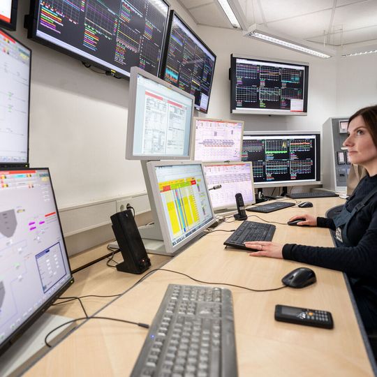 Die Partnerschaft mit Siemens ermöglich Lanxess die Beschaffung von Systemen für die Prozessleit-, Steuerungs-, Elektro- und Brandmeldetechnik zu global einheitlichen Konditionen. Die Partnerschaft mit Siemens ermöglich Lanxess die Beschaffung von Systemen für die Prozessleit-, Steuerungs-, Elektro- und Brandmeldetechnik zu global einheitlichen Konditionen.