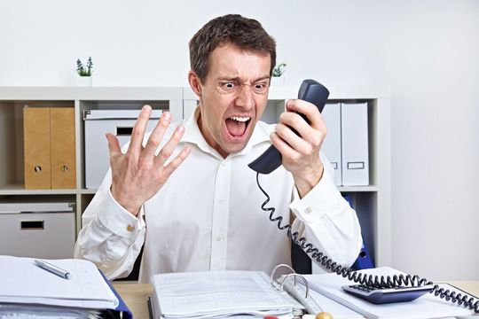Bestellung verzögert? Um unzufriedene Kunden zu vermeiden, sollten Unternehmen unbedingt transparent kommunizieren. Bestellung verzögert? Um unzufriedene Kunden zu vermeiden, sollten Unternehmen unbedingt transparent kommunizieren.