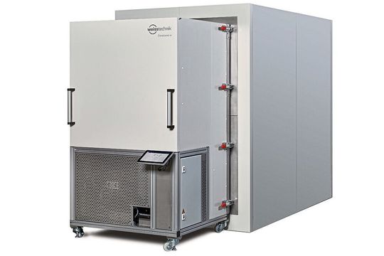 Die zwei Komponenten der Clime-Event-M-Anlage von Weiss Technik: mobiles Klimaaggregat (links) und die in Größen von 6 bis 50 m³ lieferbare Prüfzelle (rechts dahinter). Die zwei Komponenten der Clime-Event-M-Anlage von Weiss Technik: mobiles Klimaaggregat (links) und die in Größen von 6 bis 50 m³ lieferbare Prüfzelle (rechts dahinter).