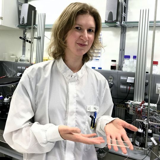 Dr. Obst mit einem der mikrofluidischen Chips. Dr. Obst mit einem der mikrofluidischen Chips.