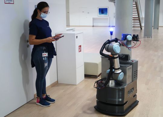 Während der Praxistests konnten Reinigungskräfte den Roboter über ein Tablet einlernen. Während der Praxistests konnten Reinigungskräfte den Roboter über ein Tablet einlernen.